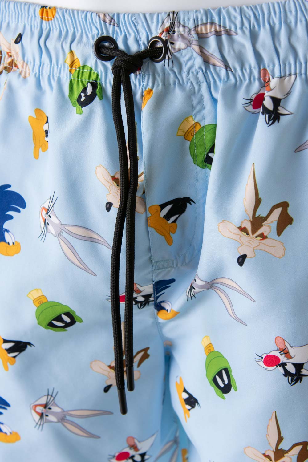 PANTALONETA DE BAÑO DE LOS LOONEY TUNES CON CORDÓN AZUL CLARO PARA HOMBRE ( TE RECOMENDAMOS COMPRAR UNA TALLA MENOR A LA HABITUAL)