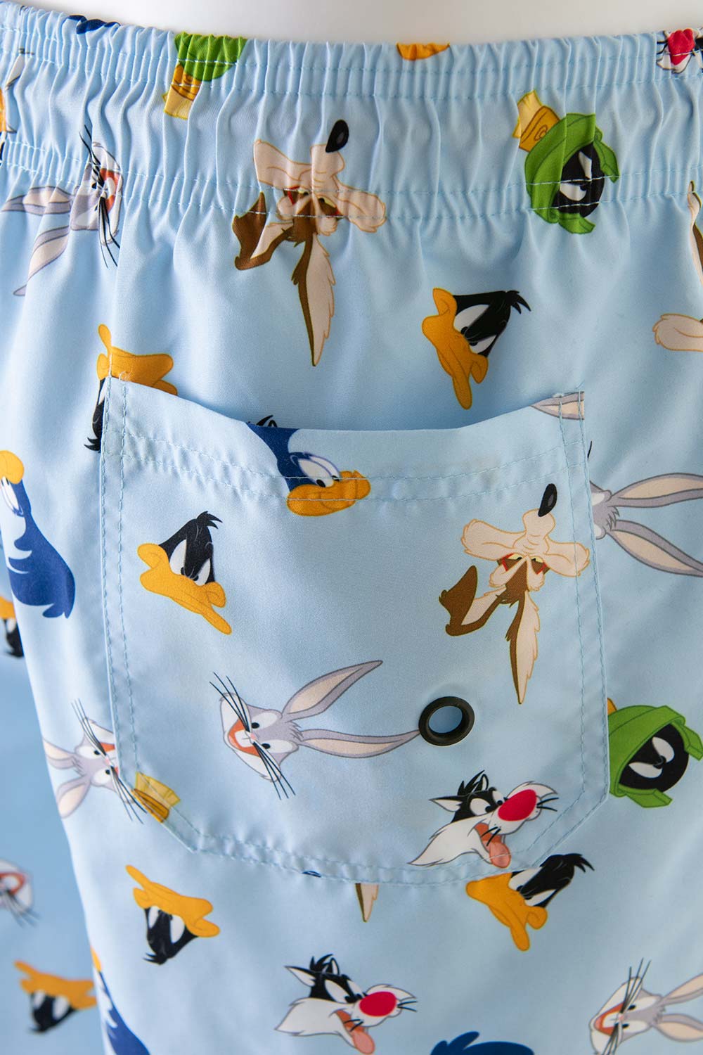 PANTALONETA DE BAÑO DE LOS LOONEY TUNES CON CORDÓN AZUL CLARO PARA HOMBRE ( TE RECOMENDAMOS COMPRAR UNA TALLA MENOR A LA HABITUAL)