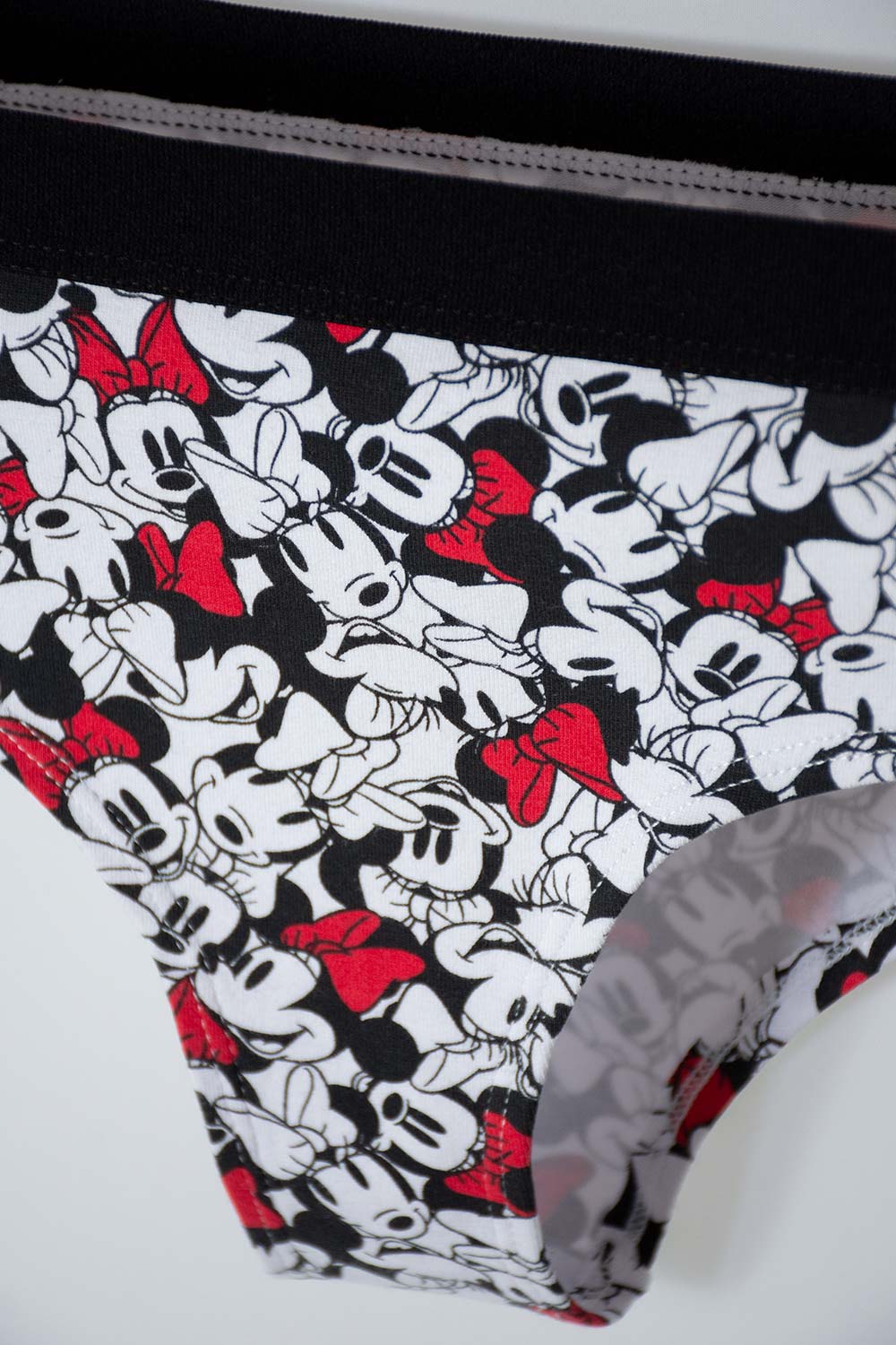 PACK X2 PANTIES DE MINNIE MOUSE BLANCA Y MULTICOLOR PARA MUJER