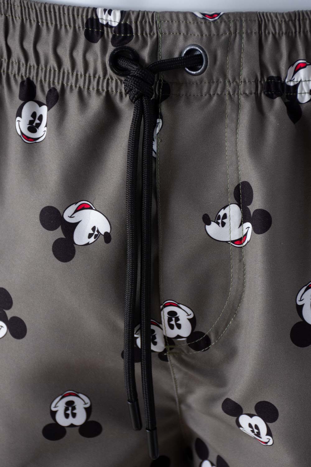 PANTALONETA DE BAÑO DE MICKEY MOUSE VERDE MILITAR CON BOLSILLO PARA HOMBRE
