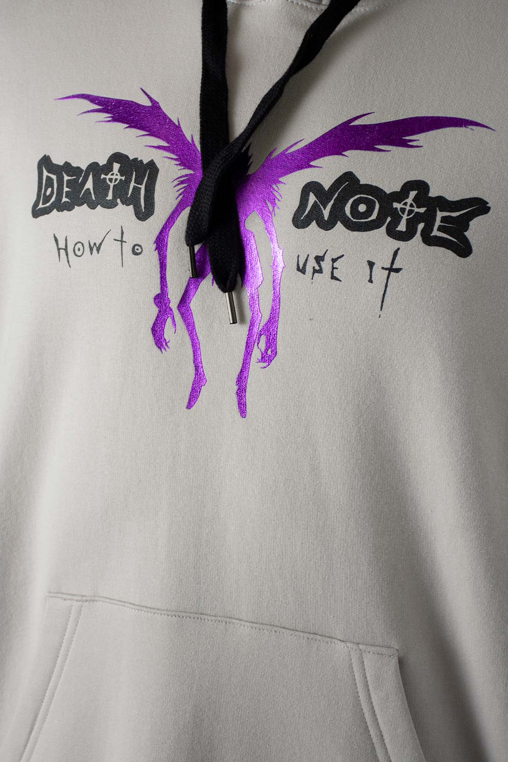 BUZO DE DEATH NOTE CERRADO CON CAPUCHA GRIS NIEBLA GÉNERO NEUTRO