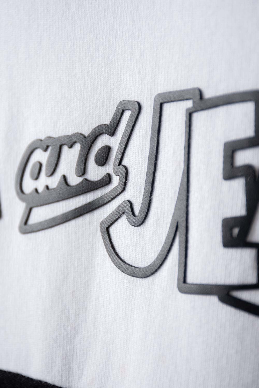 BUZO DE TOM Y JERRY GRIS JASPE, BLANCO Y NEGRO CERRADO PARA GÉNERO NEUTRO