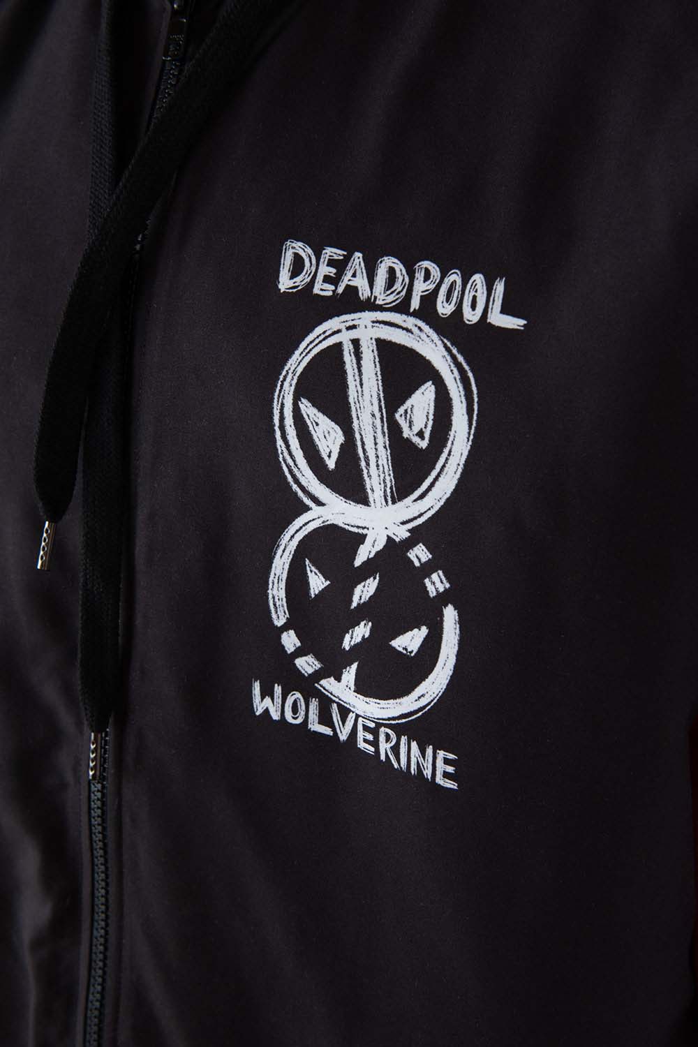 CHAQUETA DE DEADPOOL ROJA Y NEGRA ENGUATADA PARA HOMBRE