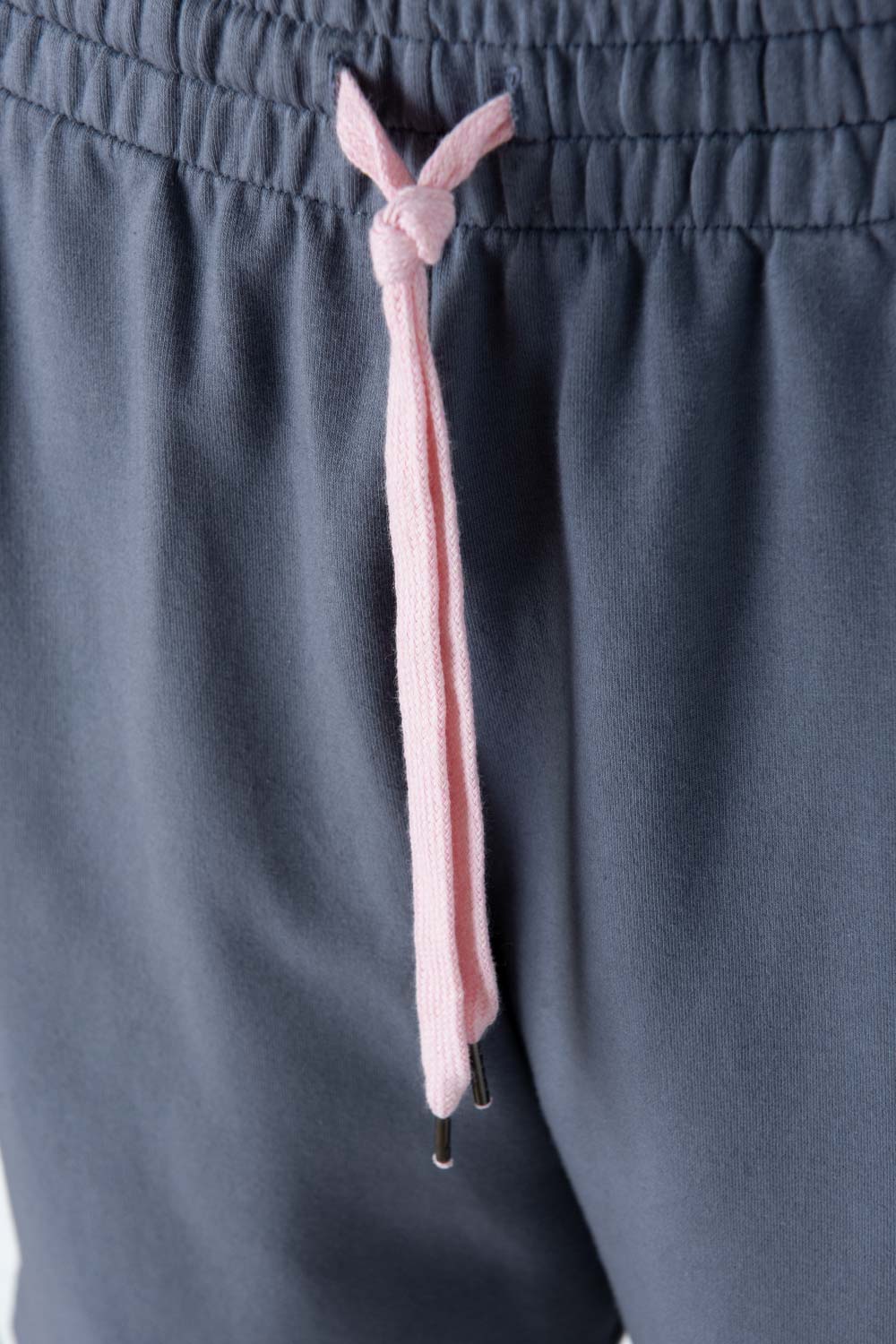 SHORT DE HELLO KITTY GRIS CON PRETINA ELÁSTICA PARA MUJER