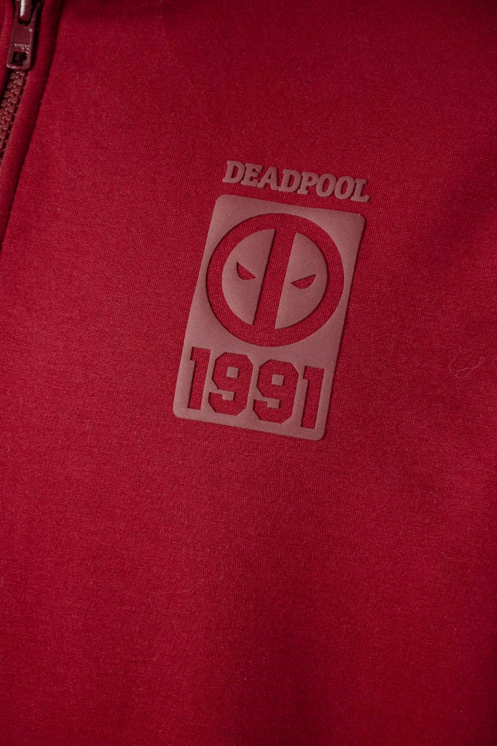 BUZO DE DEADPOOL CON CAPUCHA Y CIERRE PARA HOMBRE