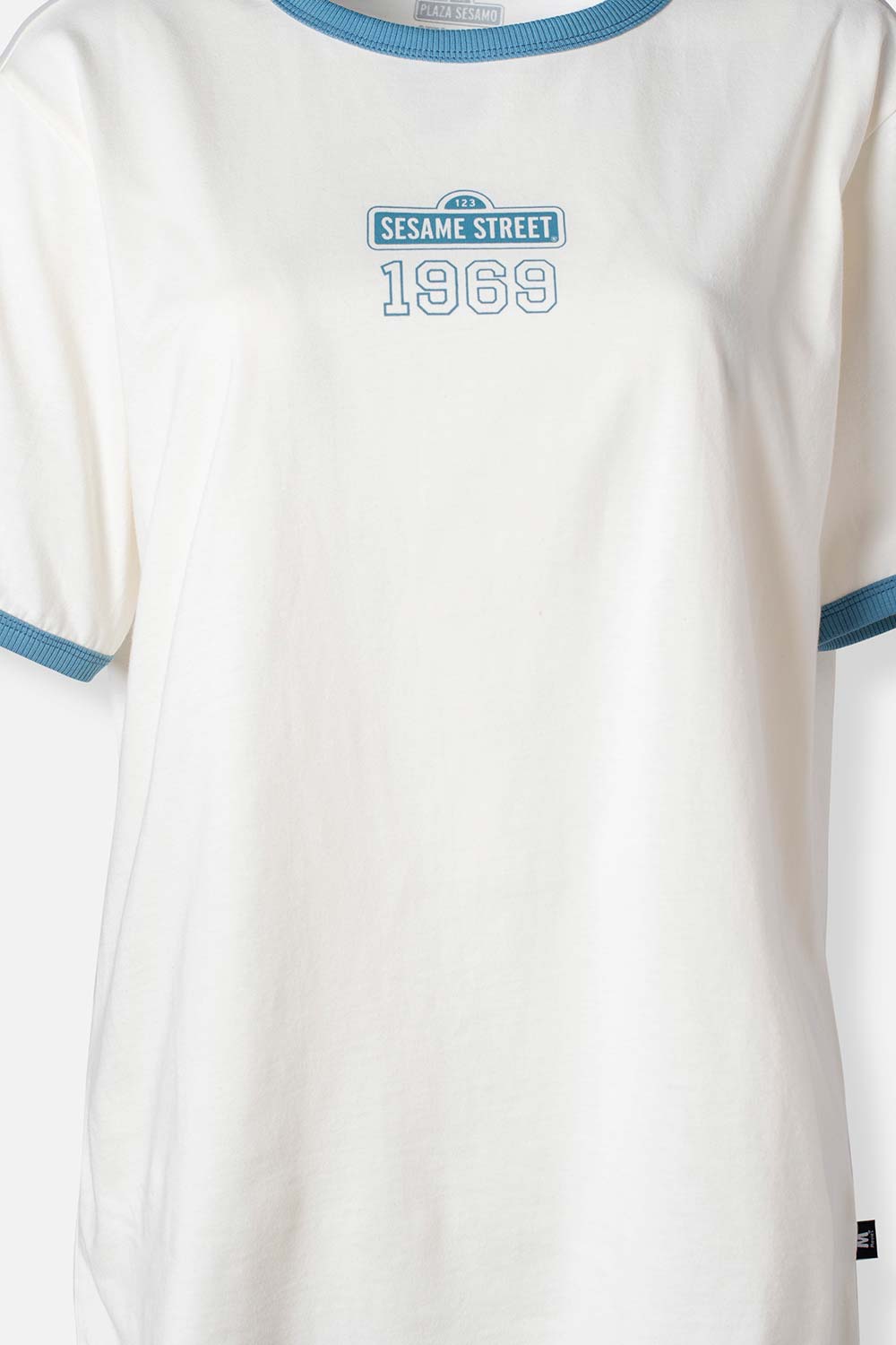 CAMISETA DE PLAZA SESAMO REGULAR FIT PARA MUJER