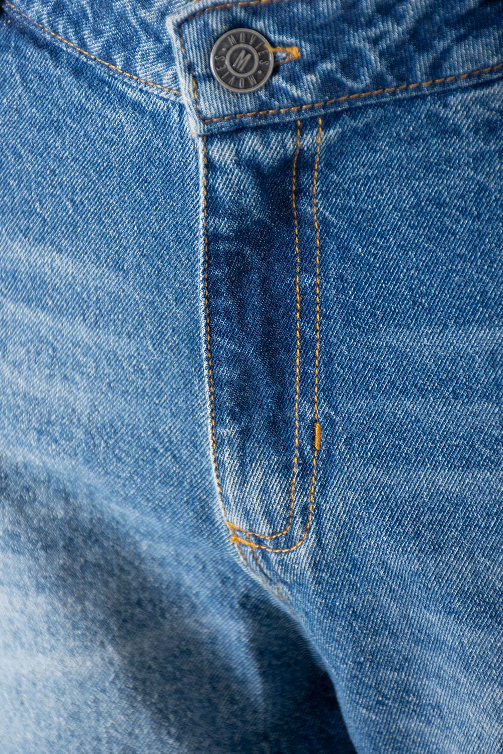SHORT DE MOVIES EN DENIM TONO MEDIO CON ROTOS PARA MUJER