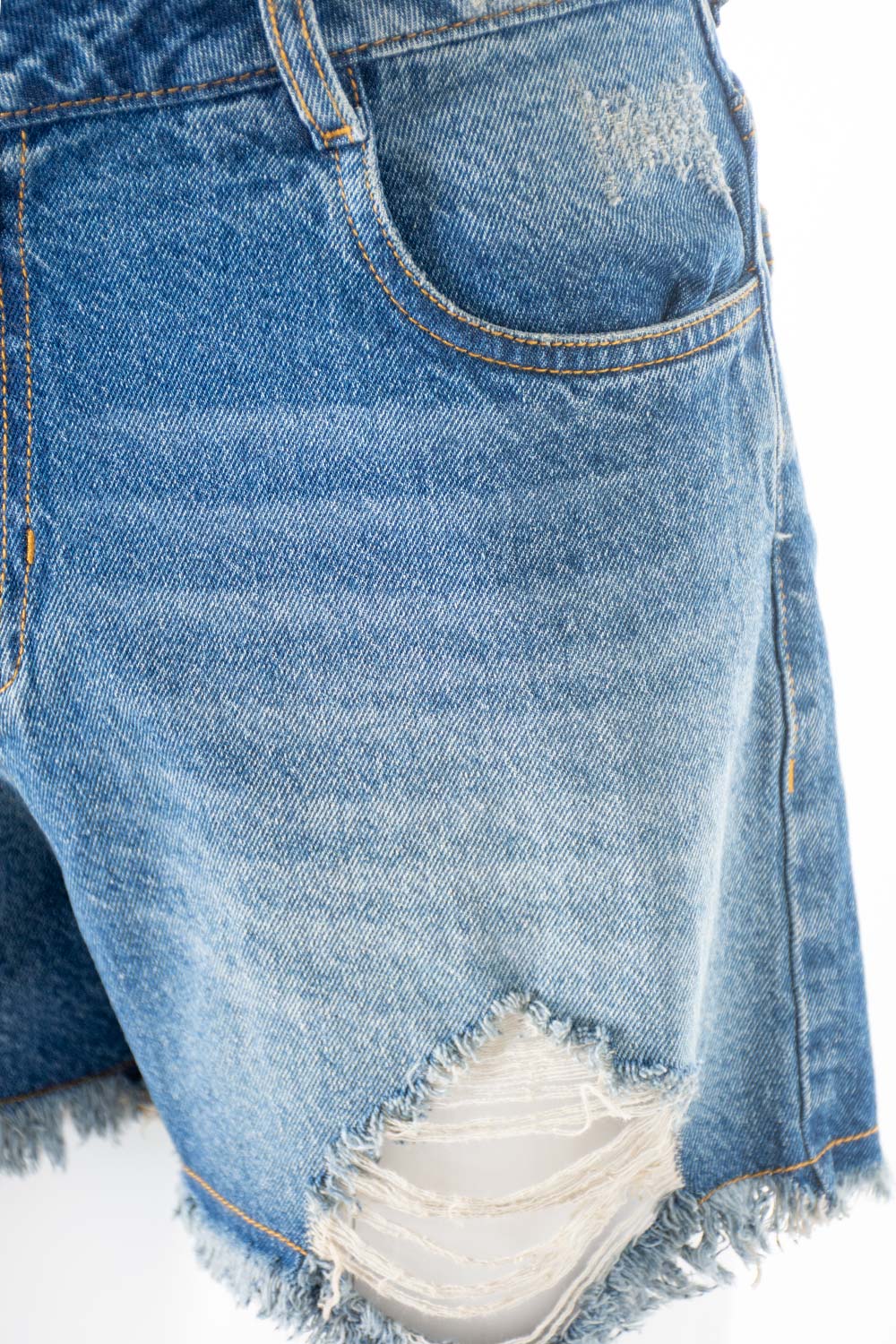 SHORT DE MOVIES EN DENIM TONO MEDIO CON ROTOS PARA MUJER