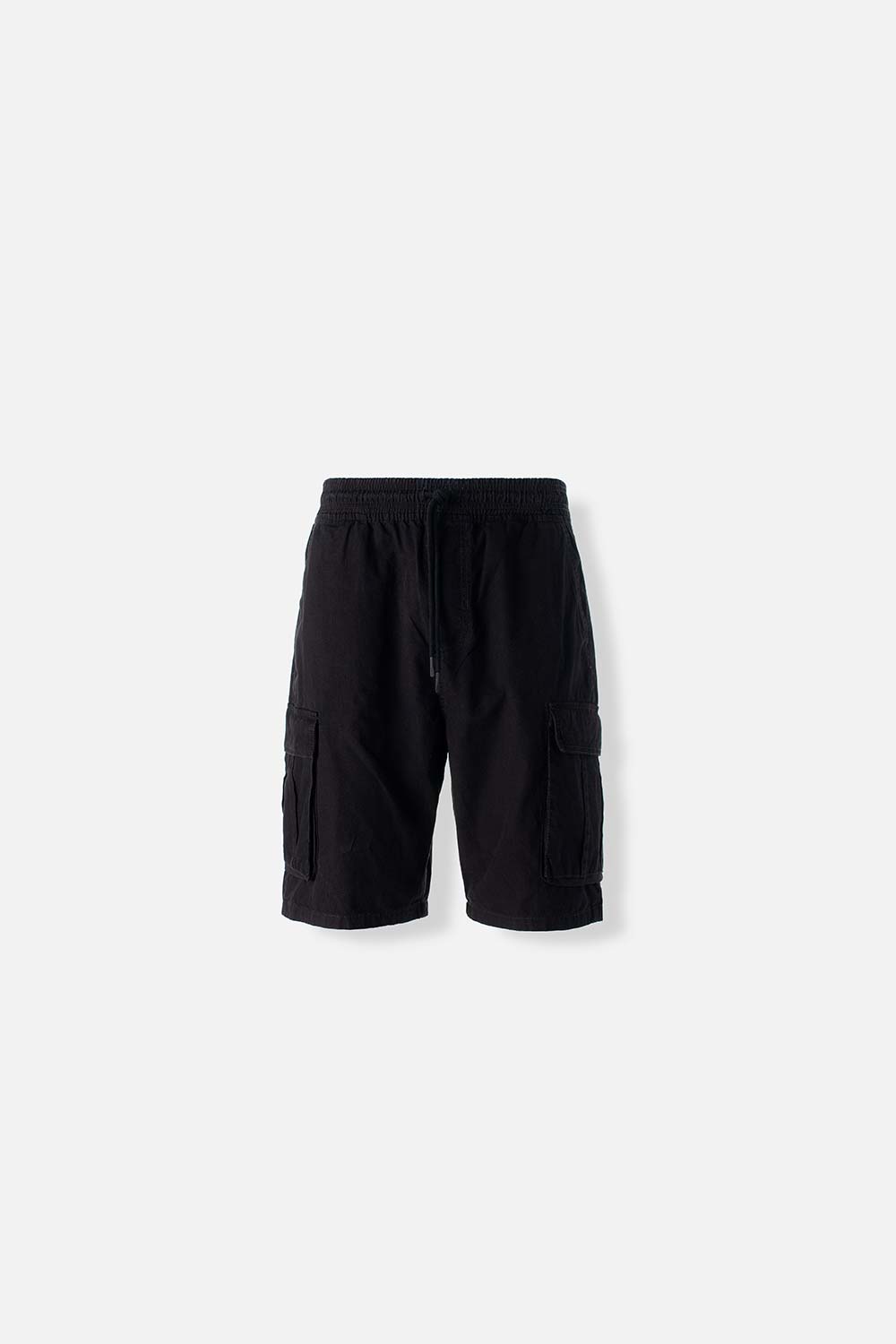 BERMUDA DE MOVIES NEGRA CON BOLSILLOS TIPO CARGO PARA HOMBRE