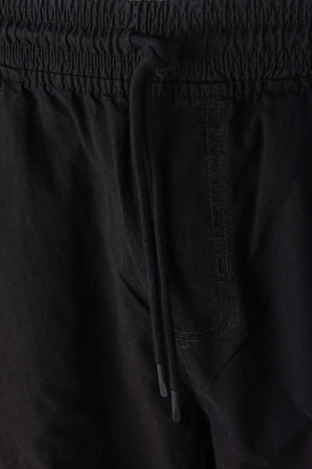 BERMUDA DE MOVIES NEGRA CON BOLSILLOS TIPO CARGO PARA HOMBRE