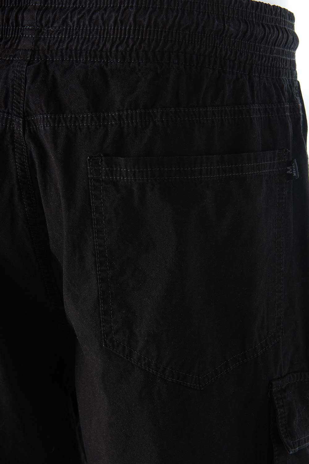 BERMUDA DE MOVIES NEGRA CON BOLSILLOS TIPO CARGO PARA HOMBRE