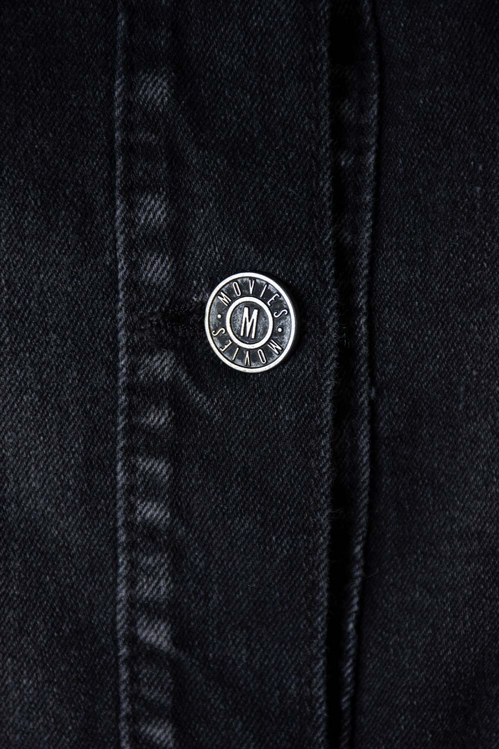 CHAQUETA DE MOVIES NEGRA CON TACHES DECORATIVOS PARA MUJER