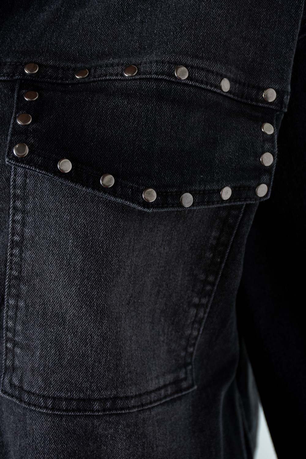 CHAQUETA DE MOVIES NEGRA CON TACHES DECORATIVOS PARA MUJER