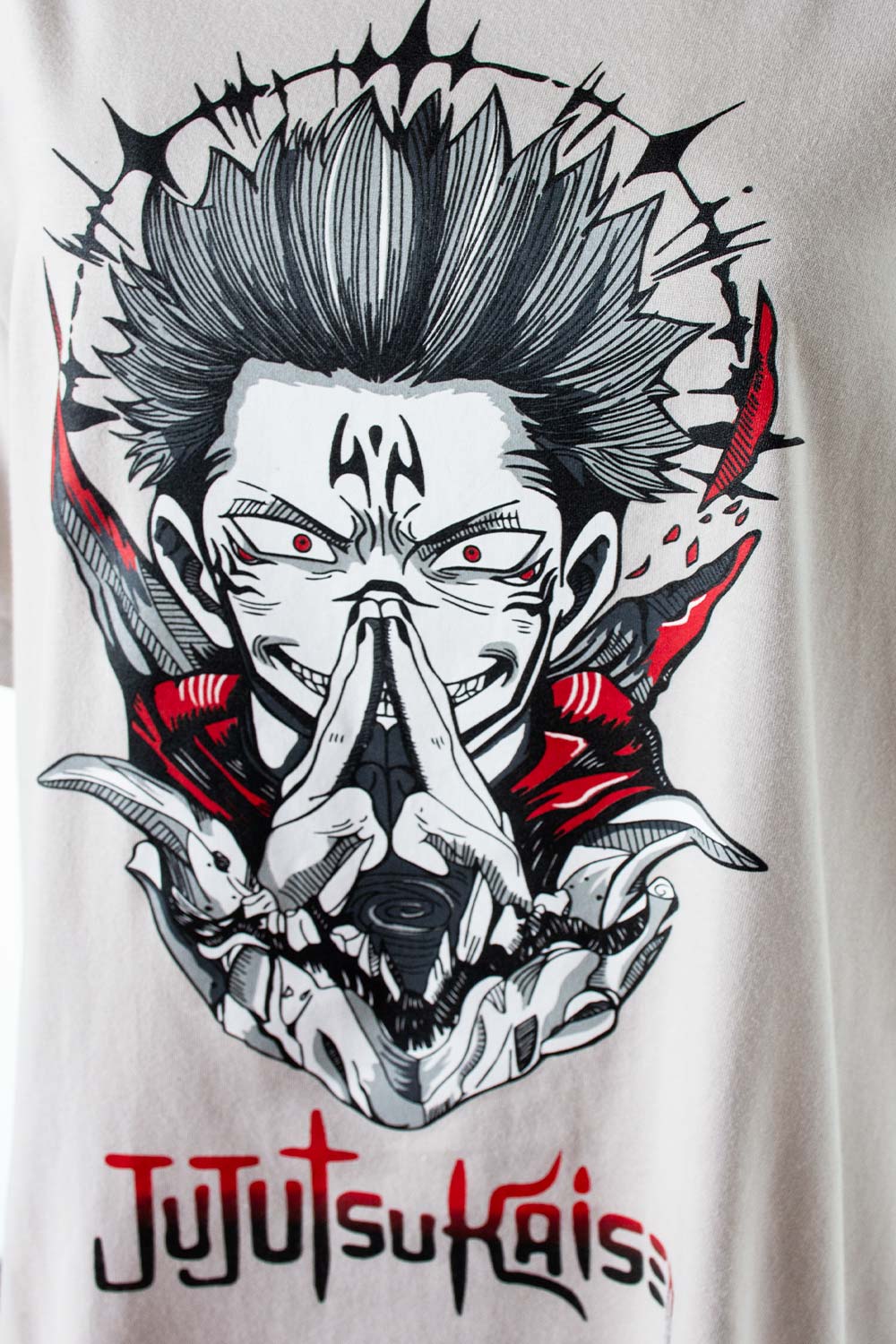 CAMISETA DE JUJUTSU KAISEN REGULAR FIT GÉNERO NEUTRO