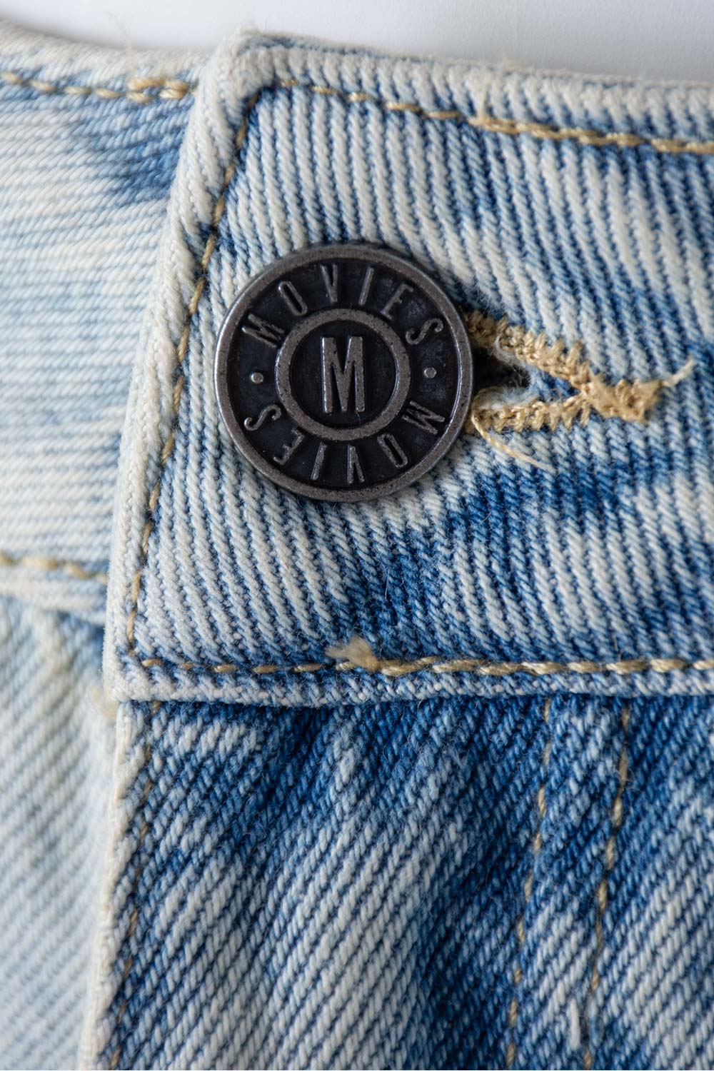 JEAN DE MOVIES CON BOLSILLOS LATERALES PARA MUJER