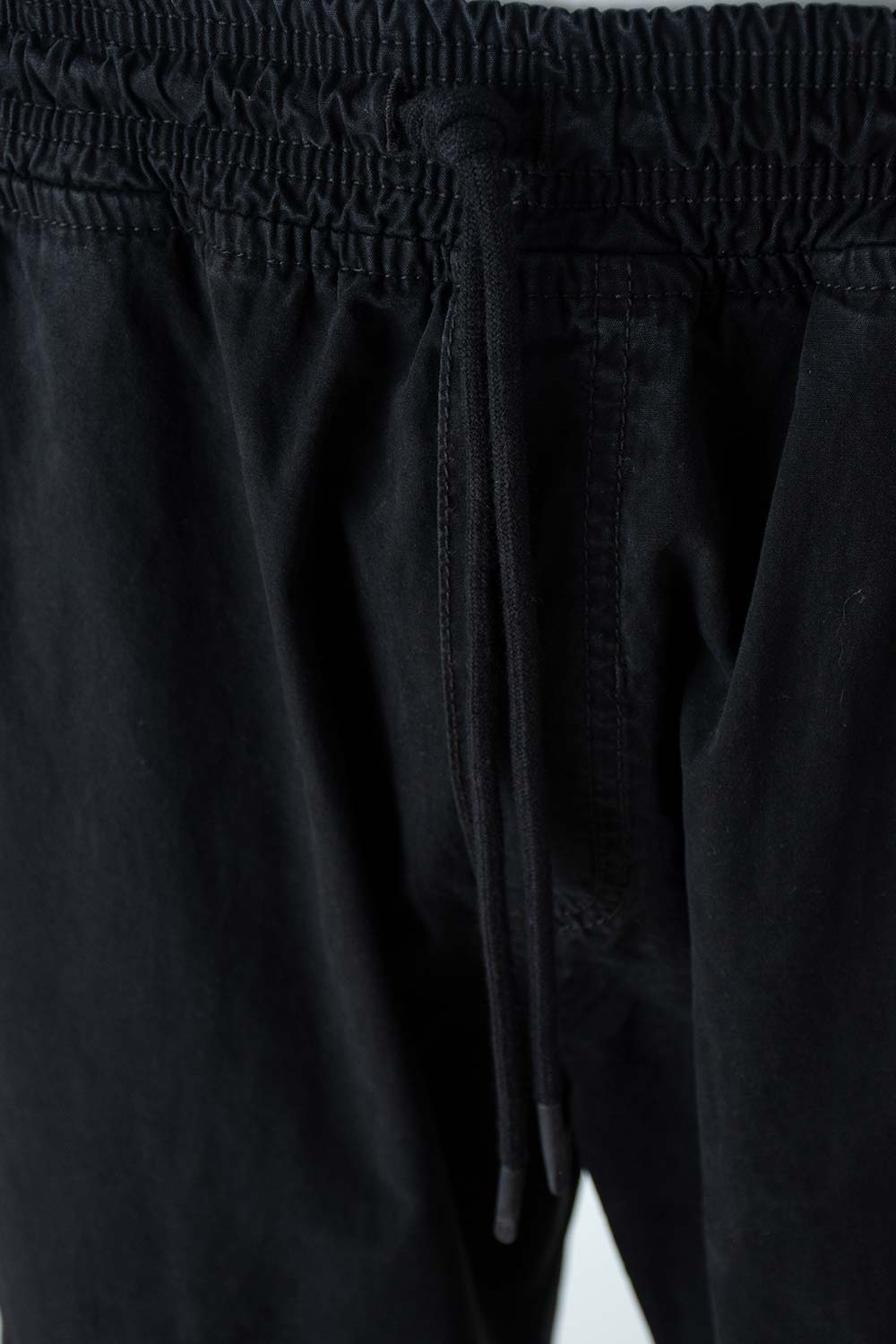 JOGGER DE MOVIES NEGRO CON BOLSILLOS PARA HOMBRE