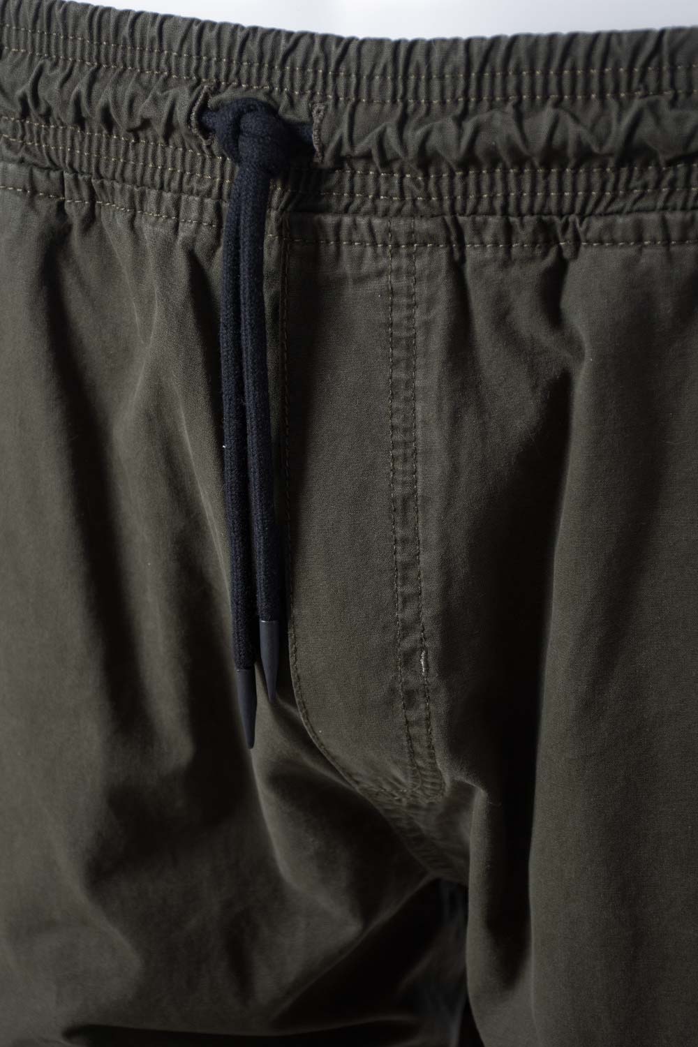 JOGGER DE MOVIES CON BOLSILLOS VERDE MILITAR PARA HOMBRE