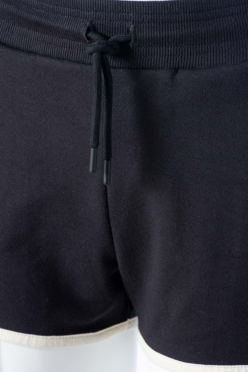 SHORT DE MOVIES CON CINTURA ELÁSTICA NEGRO PARA MUJER